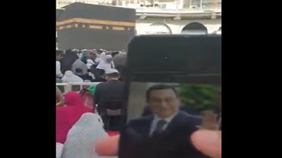 بالفيديو.. مواطن مصري يؤدي عُمرة عن الرئيس الراحل حسني مبارك