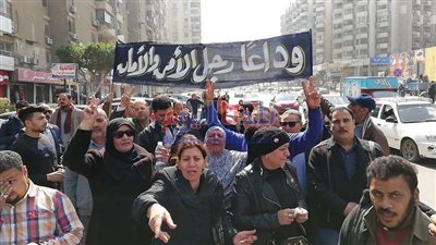 بالصور.. احتشاد المواطنين أمام مقابر الرئيس الراحل حسني مبارك