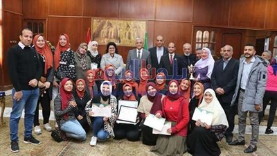 رئيس جامعة المنوفية ونائبه يكرمان الطلاب الفائزين بأسبوع الفتيات والجامعات والوافدين