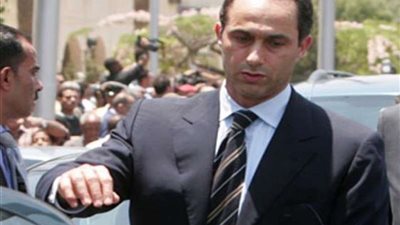 عاجل.. انهيار جمال مبارك خلال تشييع جثمان والده 