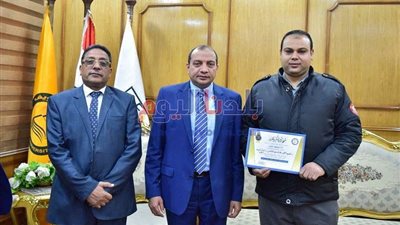 مجلس جامعة بني سويف يكرم مشرف أمن لأمانته بعد عثوره على 29 ألف جنيه
