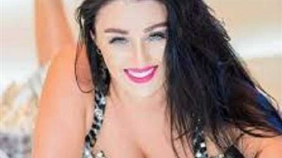 بإطلالة جديدة.. صافيناز بالمايوه الأخضر تحت الماء 