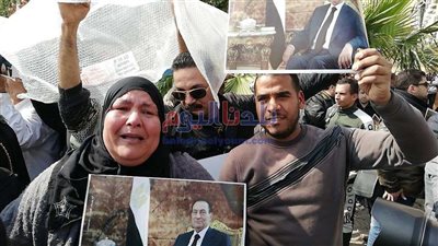 بالصور.. عشرات المواطنين يودعون مبارك إلى مثواه الأخير