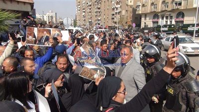 بالصور.. أنصار مبارك يواصلون الاحتشاد أمام مقابر الجولف