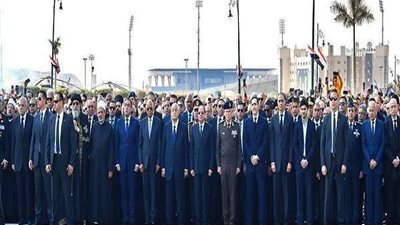 السيسي يتقدم جنازة حسني مبارك ويصافح نجليه وزوجته (صور)