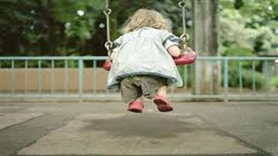 بالفيديو.. سيدة تلاعب ابنها في الشارع بـ