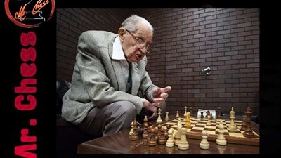 وفاة أكبر أستاذ بالشطرنج معمر بالعالم