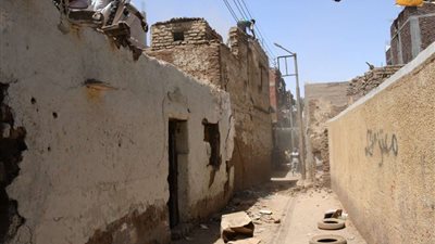 السكرتير المساعد يتابع أعمال إزالة منزلين آيلين للسقوط بقنا