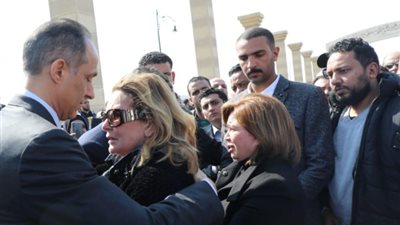 بالفيديو.. لهذا السبب انهارت يسرا وإلهام شاهين في جنازة مبارك