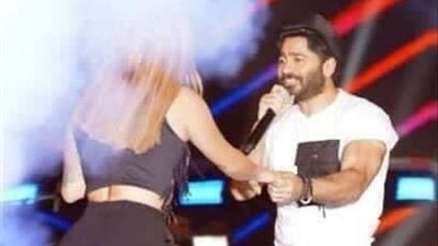 تامر حسني يشعل الرياض بحفل كبير ومعجبة تقتحم خشبة المسرح.. لهذا السبب