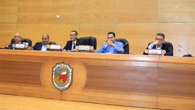 زعيم الأغلبية يتحدث عن النظم السياسية ودور البرلمان فى جامعة سوهاج الجديدة .. صور