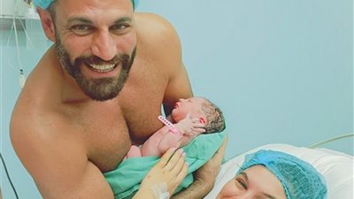 الفنان نيقولا معوض يكشف سبب استقبال مولودته وهو عار الصدر