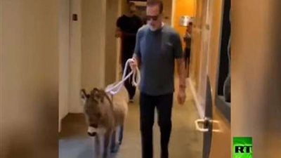 ممثل شهير يصطحب 