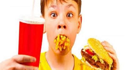 هل تشكل الأكلات السريعة خطرا على الأطفال؟