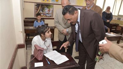 محافظ مطروح يتفقد عدد من لجان الامتحانات في يومها الثاني