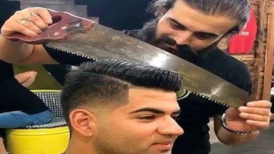 هوس كورونا.. حلاق يبتكر طريقة جديدة للحلاقة تخوفًا من الفيروس القاتل