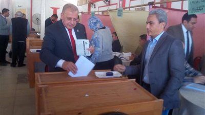 بالصور.. نقيب المهندسين بالقليوبية يدلي بصوته في انتخابات التجديد النصفي