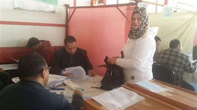 رئيس مدينة قها تدلي بصوتها في انتخابات التجديد النصفي لنقابة المهندسين بالقليوبية