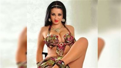 بإطلالة مخلة بالآداب.. صافيناز: 