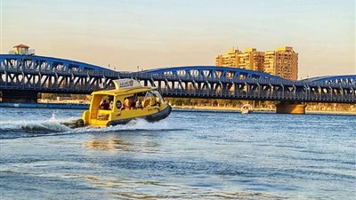 التاكسي النيلي في ممشى أهل مصر يخطف الأنظار بألوانه المبهجة