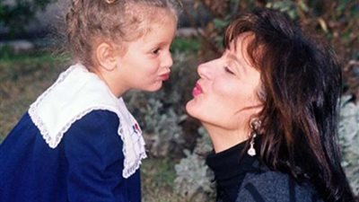 بمراحل عمرها المختلفة.. جميلة عوض برفقة والدتها