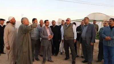 الزملوط يتفقد مشروع الصوب الزراعية بقرية أسمنت