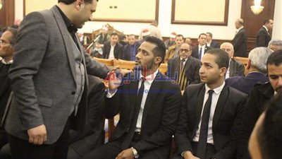 بسبب السيلفي.. سقوط أخلاقي لمحمد رمضان في عزاء مبارك (صور)