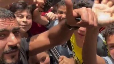 اخواتي وحبايبي.. العوضي يلتقط صور تذكارية مع أطفال منطقته القديمة 