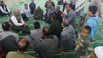 للوقوف على مشاكلهم..  الزملوط  يلتقي المواطنين بقرية أسمنت الداخلة