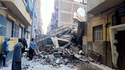 تحطم سيارتين ودراجة بخارية بسبب انهيار جزء من عقار بالبساتين