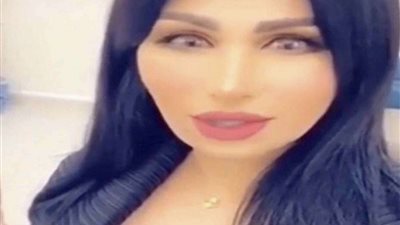 خوفاً من كورونا.. إعلامية شهيرة ترتدي النقاب