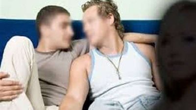 الساعة بـ3000 جنيه.. حبس متحول جنسيًا يستقطب الرجال عبر الإنترنت