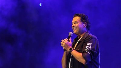 بطريقة كوميدية.. راغب علامة يخترع سلام 