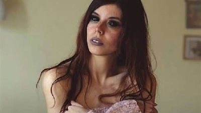 بسبب وشم عيون.. فتاة تصاب بالعمى (فيديو)