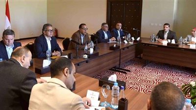 رئيس الوزراء يلتقي عددا من المستثمرين في قطاع السياحة بالغردقة
