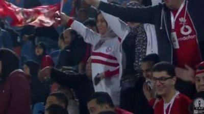 مشجعة بقميص الزمالك في مدرجات الأهلي أمام صن داونز