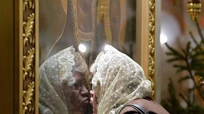 بعد الخرافات الغريبة عن الفيروس.. هل ينتقل كورونا عبر تقبيل الأيقونات؟