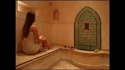 مقابل 100 درهم.. شاب يقتحم حمام النساء (فيديو)