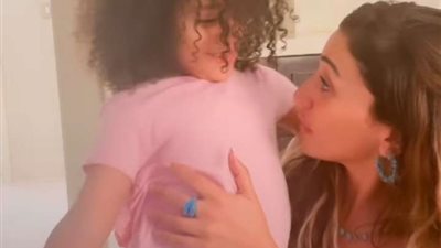 دينا الشربيني تتغزل في إبنة محمد رمضان .. فيديو