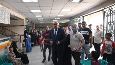 استوقفته .. محافظ قنا يصطحب سيدة لـ مجمع التأمين الصحى بنجع حمادى