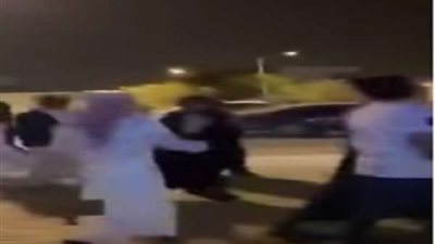 فيديو| شباب يتحرشون بفتاة في الطريق العام في السعودية