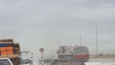 تكدسات مرورية أعلى الطريق الدائري بسبب سقوط حمولة أسمنت