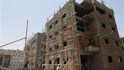 محافظ قنا يتفقد العمارات السكنية بمشروع سكن كريم بفرشوط