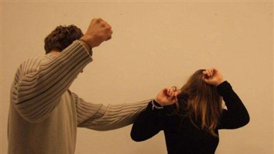 شاب يضرب زوجته في ليلة الدخلة.. والسبب صادم