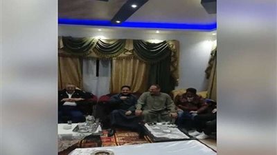 مواطن يقيم سرادق عزاء شعبي لمبارك في الهرم 