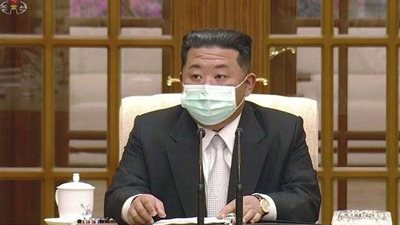 بعد ارتفاع حالات كورونا.. زعيم كوريا الشمالية يظهر بالكمامة.. فيديو