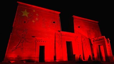 عمرو أديب عن إضاءة المعالم الأثرية بعلم الصين: الصديق وقت الضيق