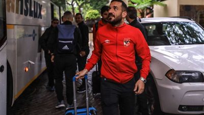 الأهلي يسابق الزمن ويضع برنامجًا خاصًا لـ علي معلول