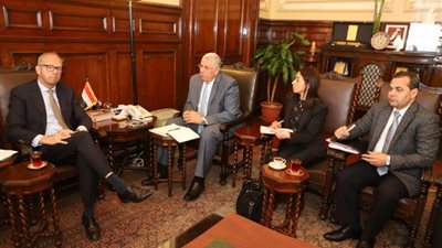 وزير الزراعة يبحث مع سفير هولندا بالقاهرة التعاون الزراعي بين البلدين