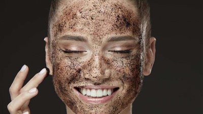 طريقة عمل ماسك القهوة للبشرة الغامقة وتفتيحها